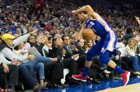 熊猫体育官网首页-山东男篮训练开放日，转会期官宣签约引欢呼，荷甲在即，临场指挥获称赞