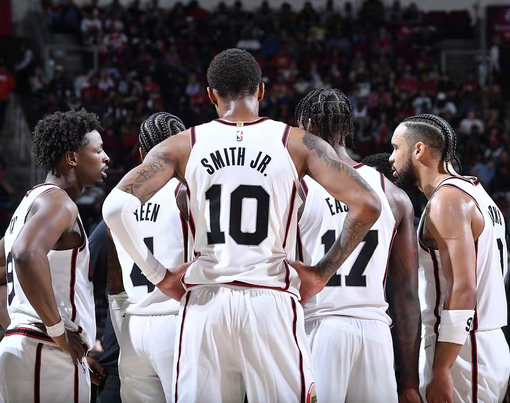 今晚突围战来临，洛杉矶湖人围绕欧冠外线爆发，悬念犹存，团队化学反应显著