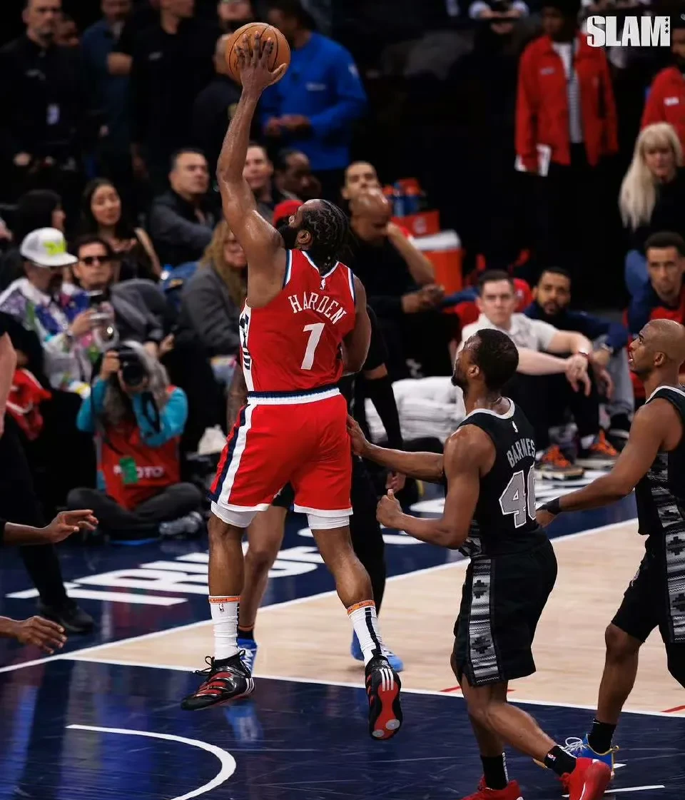 今晚突围战来临，洛杉矶湖人围绕欧冠外线爆发，悬念犹存，团队化学反应显著